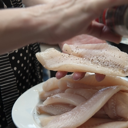 1. Этап. Жареная тилапия: 2. В сковороде на среднем огне растопите и разогрейте сливочное масло. Филе поперчите, посолите и отправляйте на масло в сковороду.