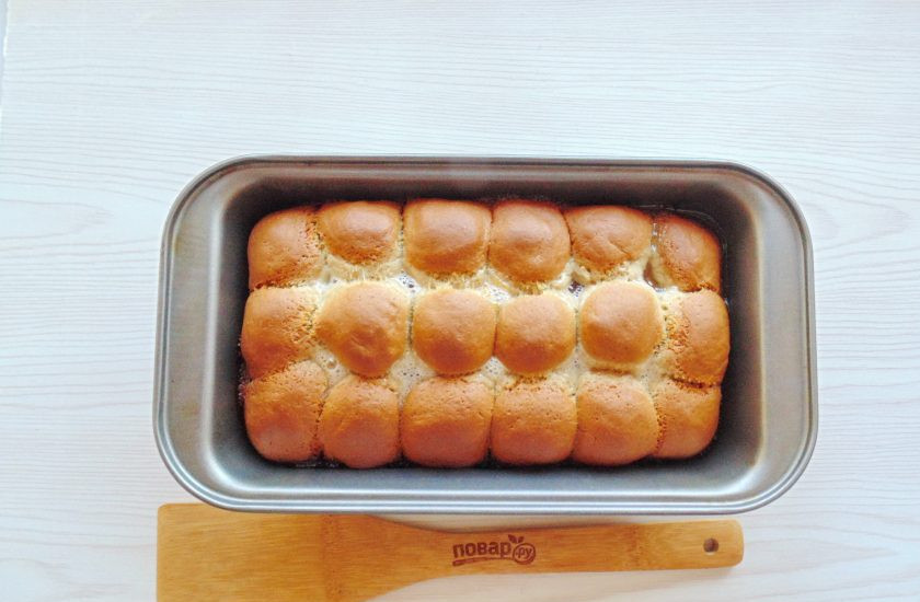 1. Этап. Коврижка с абрикосами: Выпекайте коврижку в духовке, разогретой до 175-180 градусов 40-45 минут.