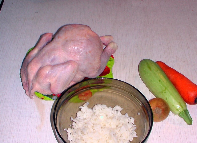 1. Этап. Курица в рукаве, фаршированная рисом: 1. Вот такой довольно простой набор ингредиентов необходим для приготовления этого блюда.