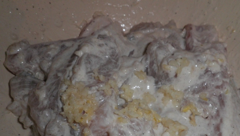 1. Этап. Жареный судак: К судаку добавьте майонез, соль, перец, чеснок (пропущенный через чесночницу). Тщательно перемешать и мариновать от 2-х до 10 часов.