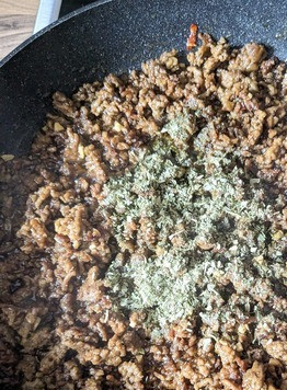 1. Этап. Острый жареный фарш по-тайски: Влить к фаршу приготовленный соус и жарить ещё 2 минуты. Добавить тайский базилик, у меня сушёный. Если нет тайского базилика, возьмите фиолетовый.