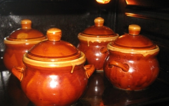 1. Этап. Солянка в горшочках: Накрываем горшочки крышками, ставим их в прогретую до 160 градусов духовку. Дожидаемся, пока солянка закипит. И подаем к столу.