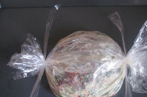 1. Этап. Индейка в духовке в рукаве: Хорошенько промаринованное филе поместите в рукав для запекания. Проследите, чтоб там практически не осталось воздуха. Затем завяжите рукав с двух сторон, чтоб получилась своеобразная 