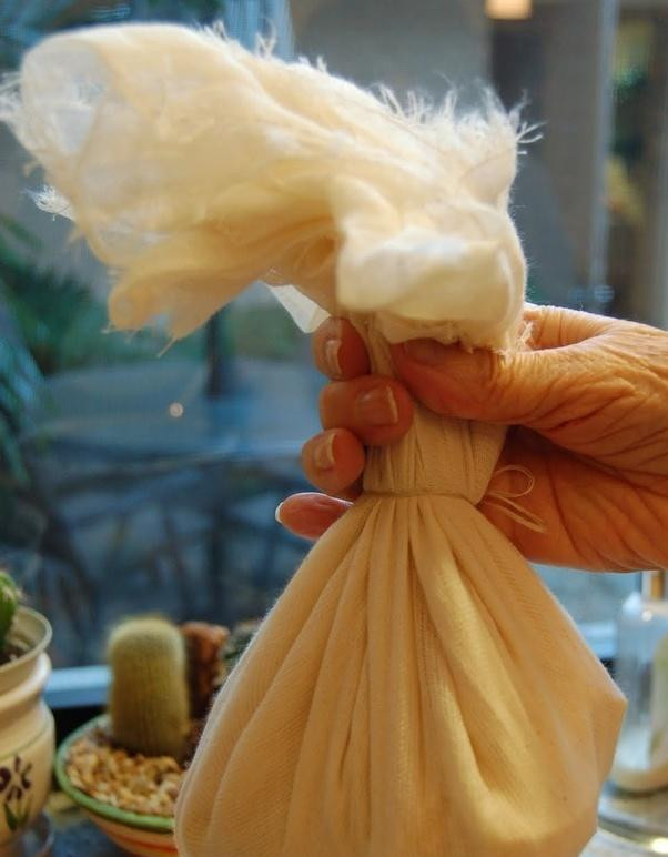 1. Этап. Апельсиновый джем: Мешочек достать, отжать. Затем в кастрюлю добавить сахар, увеличить огонь и довести до кипения. Следует постоянно помешивать джем. Далее варим еще 10 минут и разливаем по банкам.