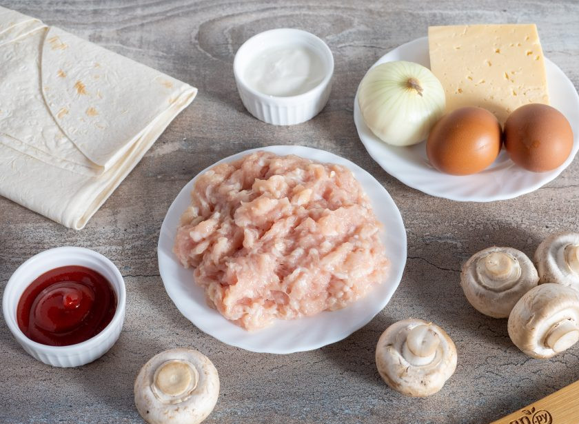 1. Этап. Лаваш с фаршем и грибами: Подготовьте все необходимые ингредиенты. Грибы помойте и обсушите. Лук почистите и помойте.