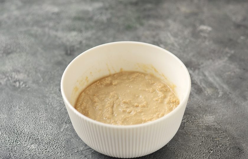 1. Этап. Мусс из тофу: Тофу, молоко, финиковый сироп и растворимый кофе измельчите блендером до однородной консистенции.