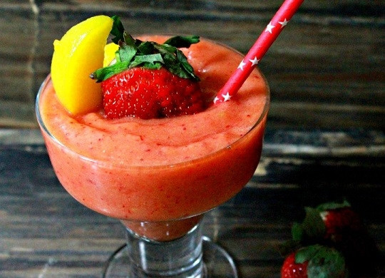 1. Этап. Клубнично-персиковый Дайкири: 6. Вот такой яркий клубнично-персиковый Дайкири. Угощайтесь!