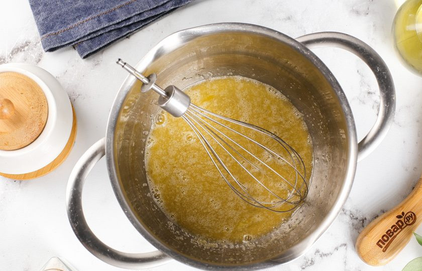 1. Этап. Русские блинчики: Взбейте яйцо с сахаром и солью.