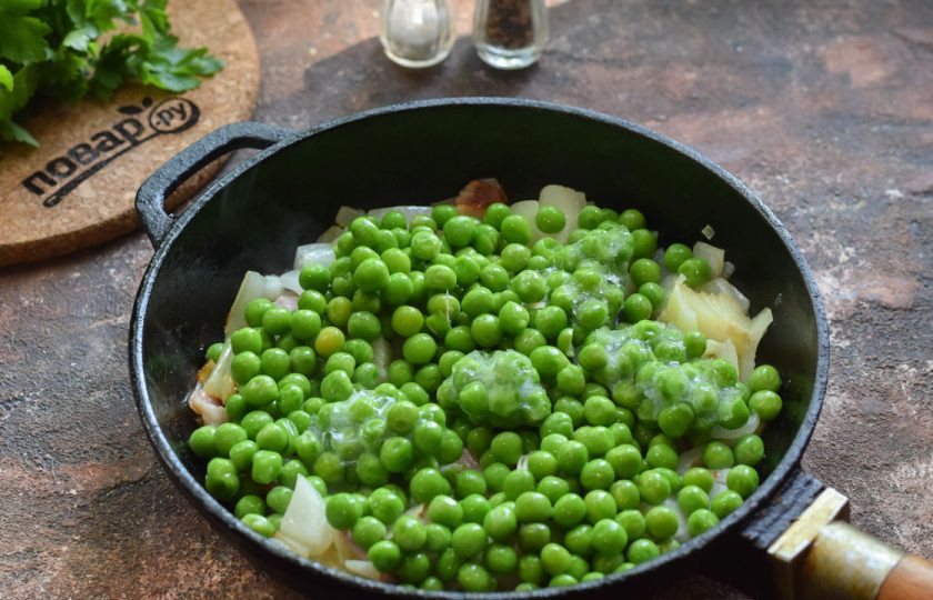 1. Этап. Суп Сен жермен: Добавьте в сковороду горошек, перемешайте и поджарьте еще 2 минуты.