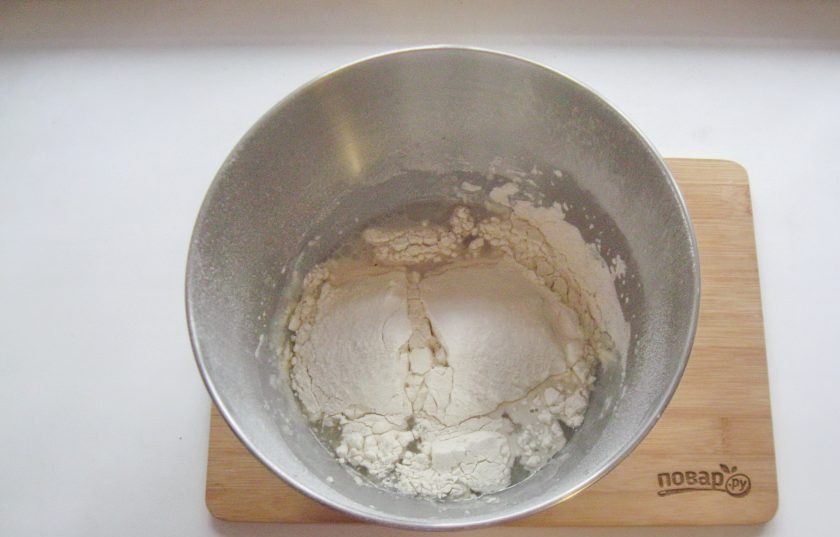 1. Этап. Суп Пашкет: Замесите тесто для хлеба. В миску налейте теплую воду, добавьте дрожжи, соль, сахар, 20 мл. подсолнечного рафинированного масла, просеянную муку.