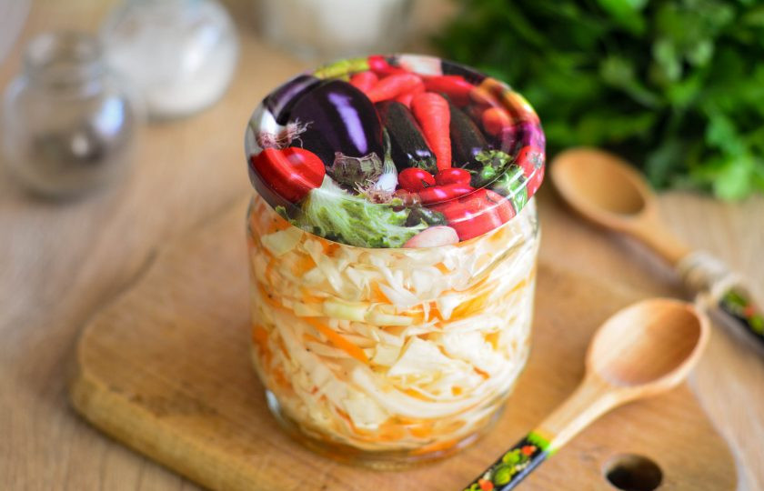 1. Этап. Квашеная капуста без рассола: Затем прикройте банки крышками и поставьте капусту в холодильник еще на 3 дня. Пробуйте на вкус готовую закуску. Если капуста хорошо просолилась, все готово. Приятного вам аппетита!