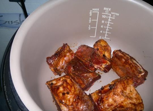 1. Этап. Тушеные говяжьи ребрышки в мультиварке: 2. Далее выкладываем ребра на дно чаши и включаем режим 