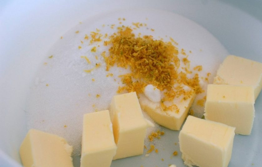 1. Этап. Лимонный кекс с майонезом: 2. Смешайте 2 стакана сахара со сливочным маслом и цедрой 3 лимонов.