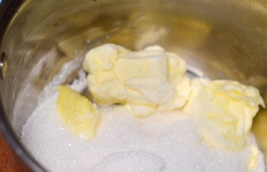 1. Этап. Печенье со злаками: 1. Сливочное масло заранее достаю из холодильника, использую уже размягченное, перекладываю его в миску, засыпаю сахаром и взбиваю миксером до пышной массы.