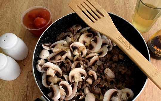 1. Этап. Соба Меши в итальянском стиле: Добавьте грибы, нарезанные на тонкие ломтики, помешайте и готовьте в течение 1 минуты.