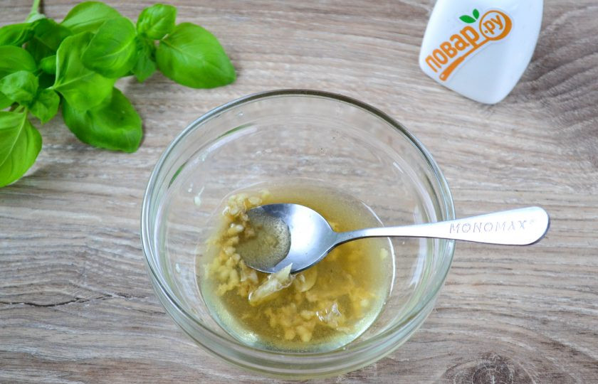 1. Этап. Салат из помидоров с базиликом и чесноком: В растительное масло выдавите пару зубчиков чеснока (можно больше или меньше, как любите), добавьте соль и перемешайте.