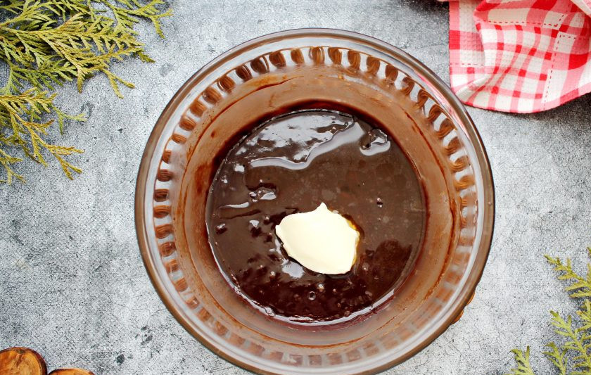 1. Этап. Трюфели из горького и молочного шоколада: Выложите в шоколад сливочное масло, влейте коньяк и перемешайте массу до однородности.