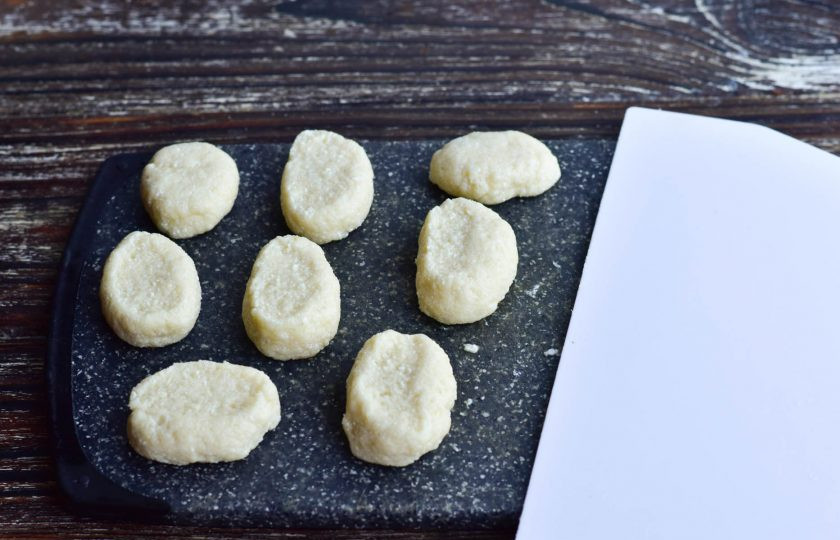 1. Этап. Ленивые вареники без муки: Нарежьте колбаску на одинаковые по размеру кусочки. Придавите немного каждый из них.