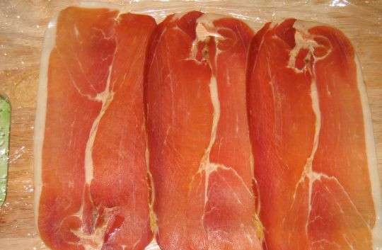 1. Этап. Тарталетки к пиву: 2. Помидоры моем, нарезаем на половинки. Ветчину режем тонкими ломтиками - 12 порций, поэтому 12 ломтиков.