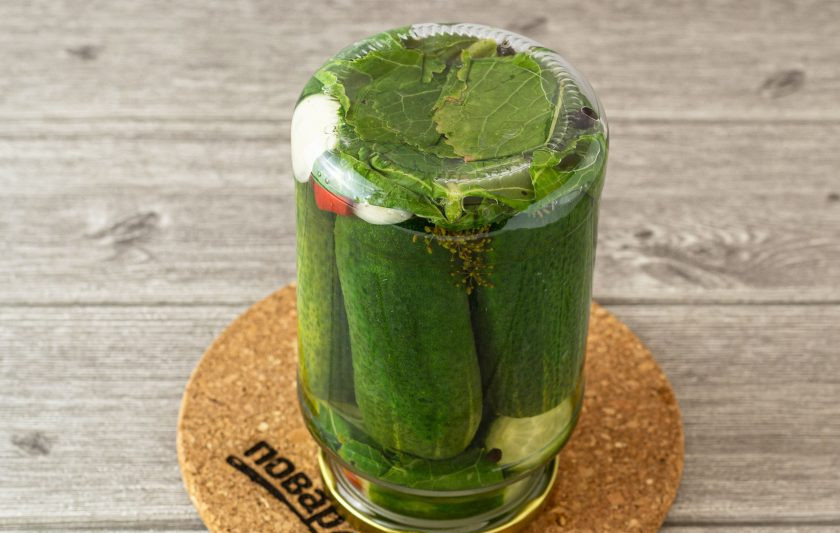 1. Этап. Огурцы на зиму с водкой: Затем залейте огурцы кипящим маринадом. Закрутите крышку. Переверните банку вверх дном, укутайте в кухонное полотенце и оставьте так до полного остывания.