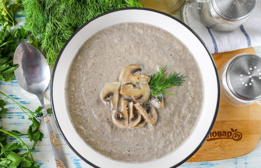 1. Этап. Грибной капучино: Перелейте пюрированный суп в тарелки, украсьте отложенными жаренными грибами, свежей зеленью и подайте к столу теплым.