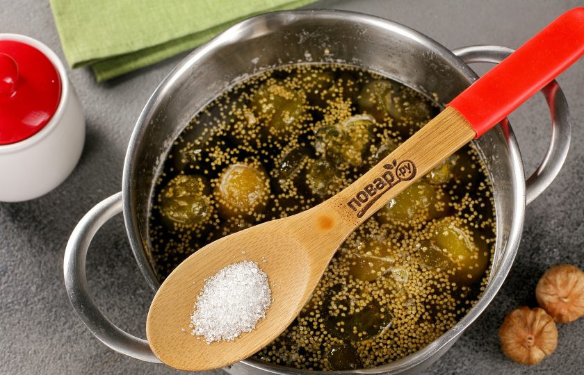 1. Этап. Цукаты из физалиса: Затем добавьте лимонную кислоту и прогрейте ещё в течение 5-7 минут. Далее осторожно слейте горячий сироп и откиньте физалис на сито. Оставьте на 1,5-2 часа.