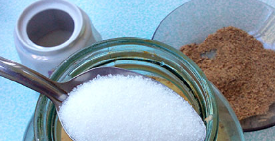 1. Этап. Квас из муки без дрожжей: Засыпаем сахар.