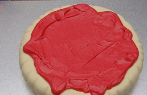 1. Этап. Торт Гамбургер: 7. На нижний корж намазать красный крем, который будет кетчупом. Затем выложить листочки салата и помидоры.