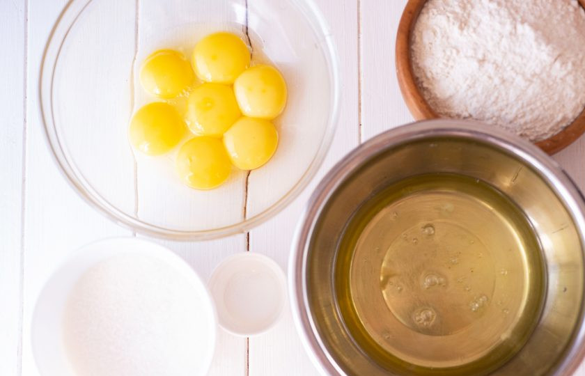 1. Этап. Торт с вишней и ананасом: Разделите яйца на желтки и белки по разным мискам.