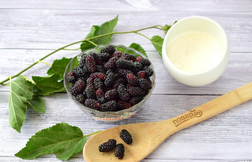 1. Этап. Повидло из шелковицы: 1. Свежие ягоды шелковицы переберите, обрежьте плодоножки. Промойте в дуршлаге, дайте обсохнуть.