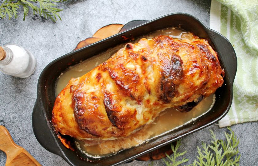 1. Этап. Гармошка из свинины с курагой, черносливом и сыром: Верните гармошку обратно в духовку и запекайте еще 10-15 минут до румяной корочки.