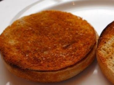 1. Этап. Завтрак Бенедикт: Разрежем булочку пополам, подсушим её в тостере.