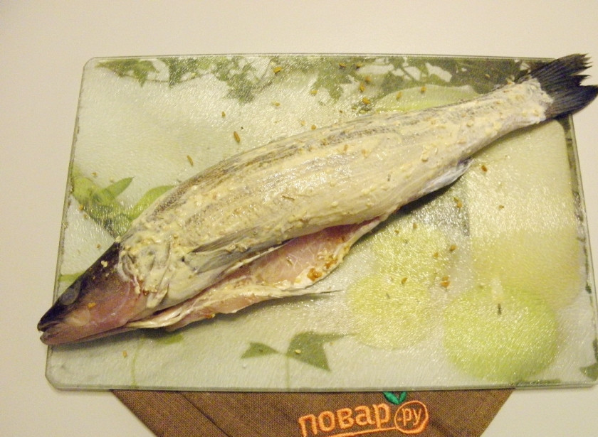 1. Этап. Судак в духовке, запеченный в фольге: Смешайте горчицу со сметаной. Смажьте этой смесью рыбку, оставьте её ещё на 5 минут.