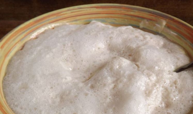 1. Этап. Тесто для пончиков: За это время дрожжи должны активироваться, на молоке должна образоваться пенка. Введите в яично-масляную смесь дрожжи с молоком.