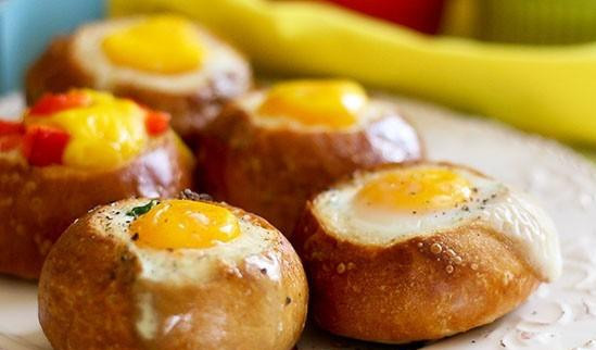 1. Этап. Яичница в хлебном горшочке: Затем хлебные горшочки отправляются в духовку и выпекаются около 20-25 минут или пока желток яйца не схватится. Если предпочитаете жидкий желток, то вытащите чуть раньше.