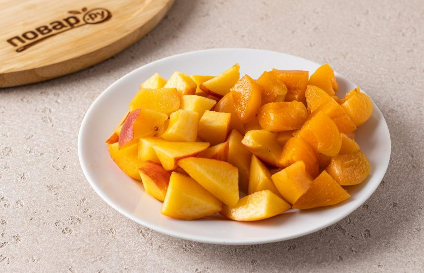 1. Этап. Абрикосово-персиковый молочный коктейль: Абрикосы и персик помойте, разрежьте пополам и удалите косточки. Затем нарежьте кубиками.