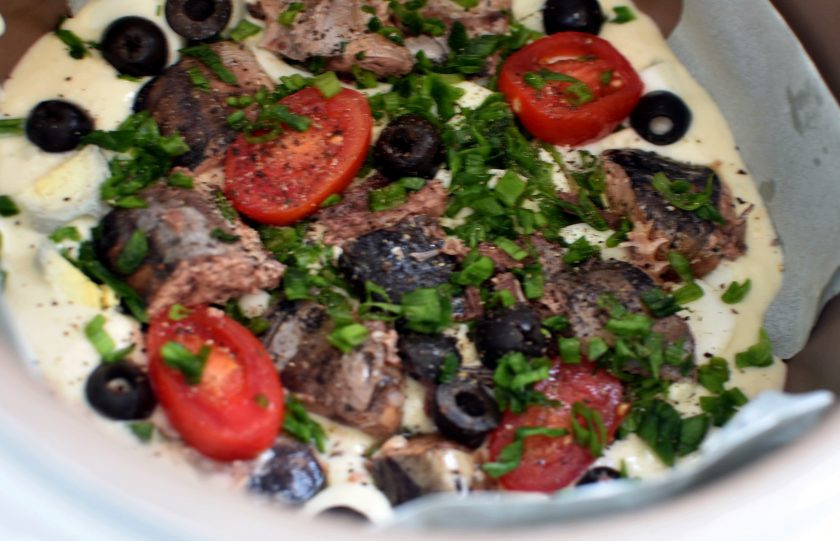 1. Этап. Наливной пирог с тунцом и помидорами в мультиварке: Вылейте тесто, разложите сверху начинку. Присыпьте черным перцем и орегано.