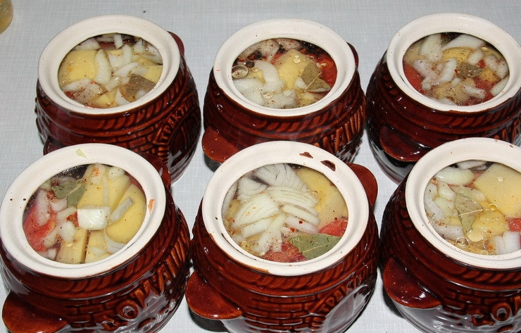 1. Этап. Уха в горшочках: Теперь приступаем к приготовления. Филе рыбы, лук, картофель, помидоры и перец режем крупными кусками и раскладываем по горшочкам в произвольном порядке. Добавляем соль, перец, лавровый лист и масло и в конце в каждый горшочек необходимо выжать кусочек лимона, так рыба не будет развариваться. Теперь заливаем горшочки водой так, чтобы жидкость занимала 4/5 объема.