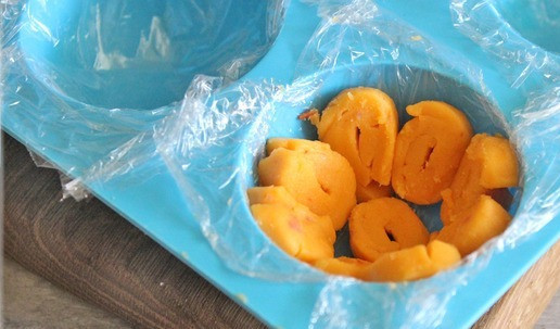 1. Этап. Закуска «Тайна»: Силиконовую форму в виде полусферы выслать пищевой пленкой, выложить нарезанными кусочками сыра. !!! Если нет такой формы, то можно использовать обычную кисайку.