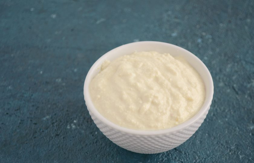 1. Этап. Карпаччо с рукколой: Тофу измельчите в блендере вместе с пищевыми дрожжами, оливковым маслом и солью. Добавьте немного воды до густой, кремовой консистенции.