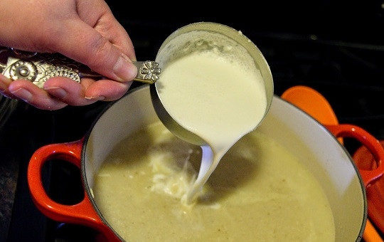 1. Этап. Сливочный суп с цветной капустой: 8. Влейте сливки.