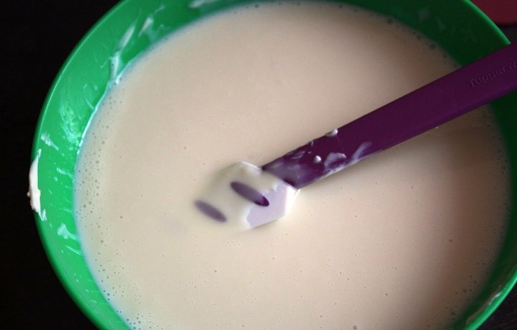 1. Этап. Шоколадный торт с муссом: Снимите с огня и добавьте предварительно замоченный желатин, размешивайте до полного его растворения. Затем взбейте крем в течение 30 секунд, остудите и вылейте в плоскую форму. Поместите форму в морозилку для полного застывания и приступайте к следующим шагам.