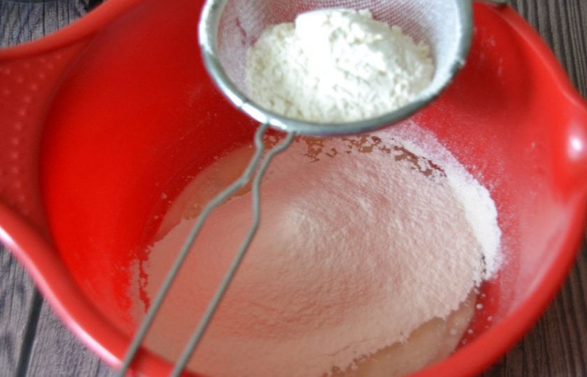 1. Этап. Морковные шаньги: Просейте муку.