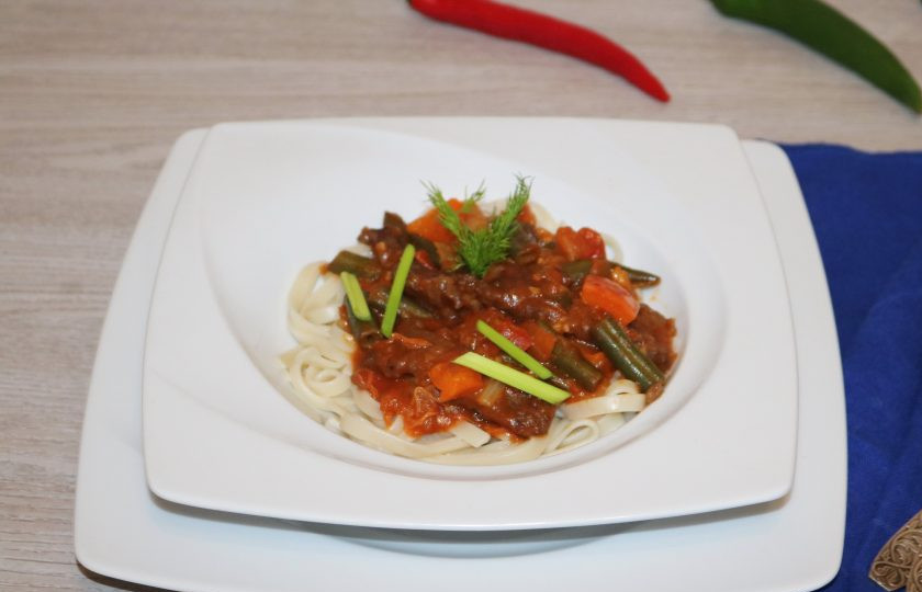 1. Этап. Гуйру лагман: Отварите лагманную лапшу, промойте её, сверху соорудите горку из мяса и овощей.