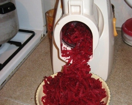 1. Этап. Свекольные котлеты без яиц: 3. Свеклу пропускаем через мясорубку.