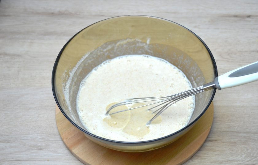 1. Этап. Блины из полбяной муки: Добавьте в тесто для блинов одну столовую ложку растительного масла. Разогрейте сковороду, смажьте ее растительным маслом перед тем, как жарить первый блин, в дальнейшем смазывание не требуется. Жарьте блины из полбяной муки как обычные блины, с двух сторон.