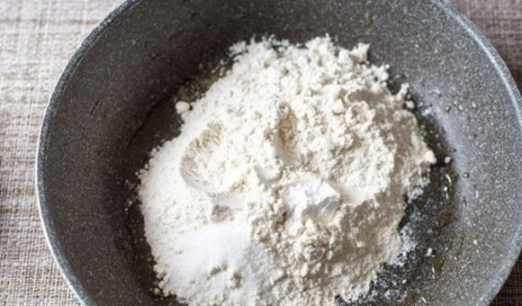 1. Этап. Самая быстрая пицца: 1. Возьмите сковороду, смажьте дно и стенки (невысоко) кисточкой с растительным маслом. Просейте муку прямо в сковороду.