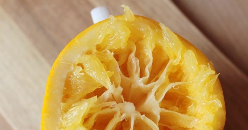 1. Этап. Коктейль для похудения (оригинальный рецепт): Апельсин промойте, снимите с него цедру и выжмите сок.