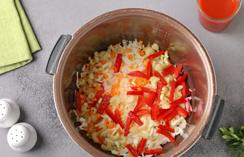 1. Этап. Суп из сельдерея в мультиварке: Переложите все овощи в чашу мультиварки.