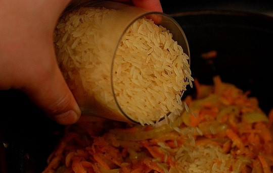 1. Этап. Плов узбекский: 10. Всыпьте рис.